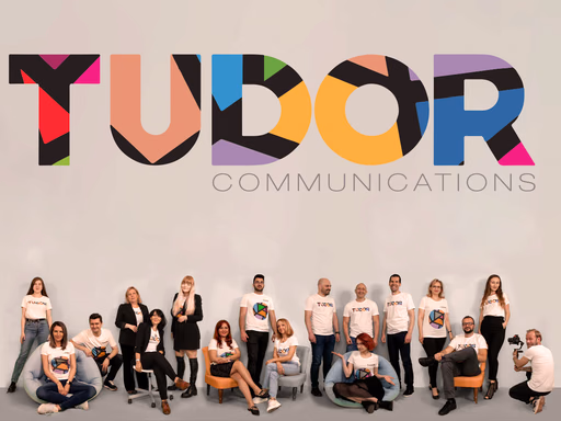 Tudor Communications - echipa in fata peretelui cu logo